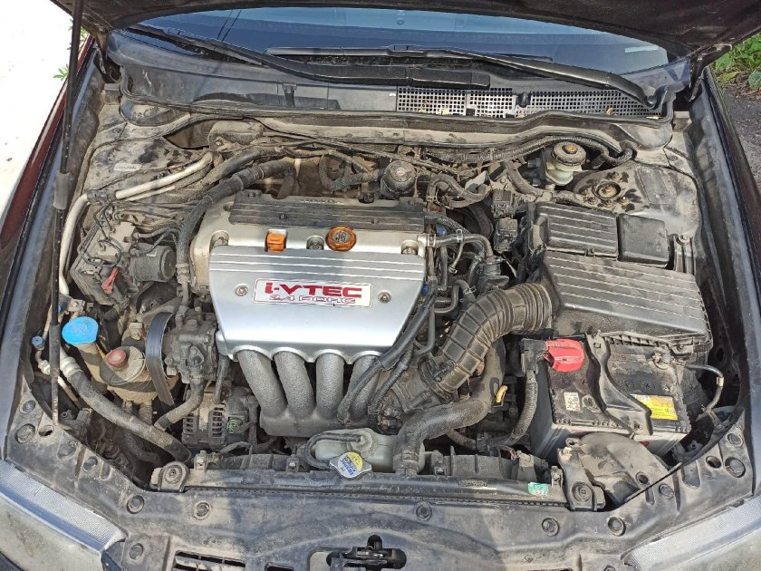 Подкапотное пространство Хонда Аккорд 6