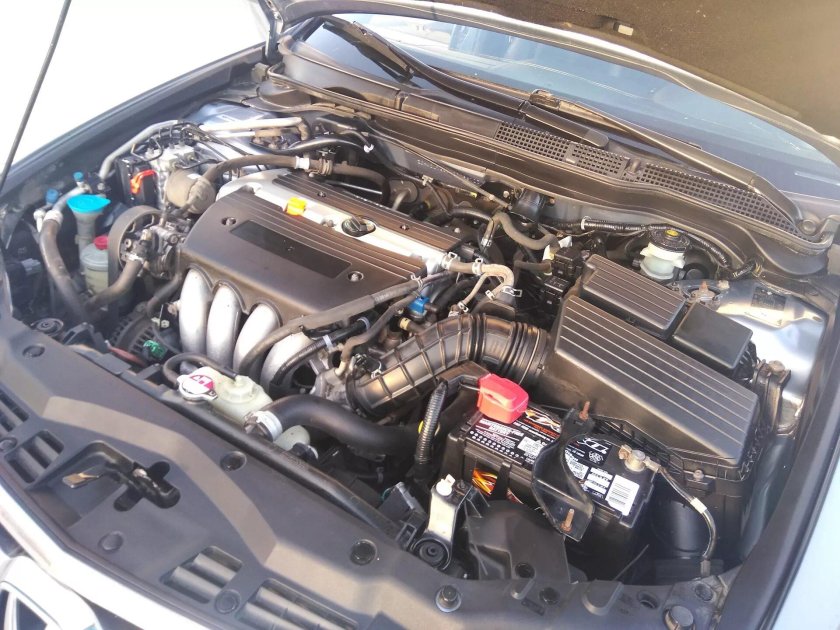 Подкапотка Хонда Аккорд 8 2.4