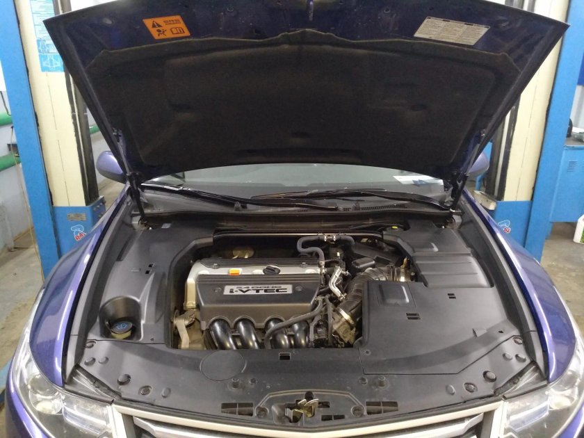 Подкапотка Цивик 4д