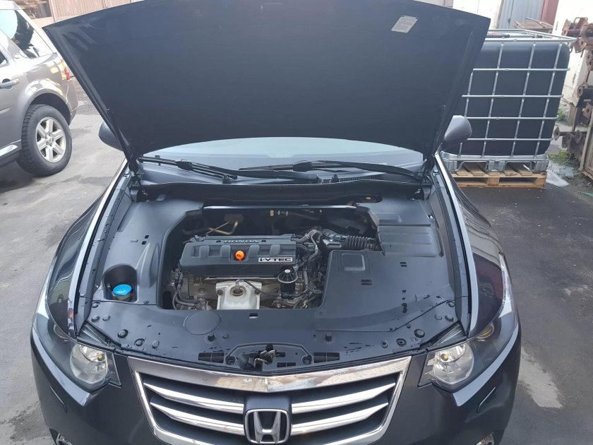 Моторный отсек Хонда Аккорд 8