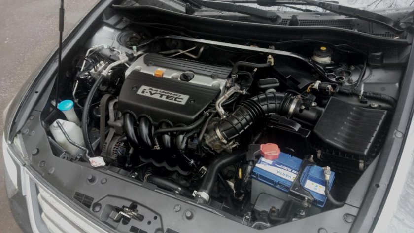 Подкапотное пространство Хонда Аккорд 8 2.4