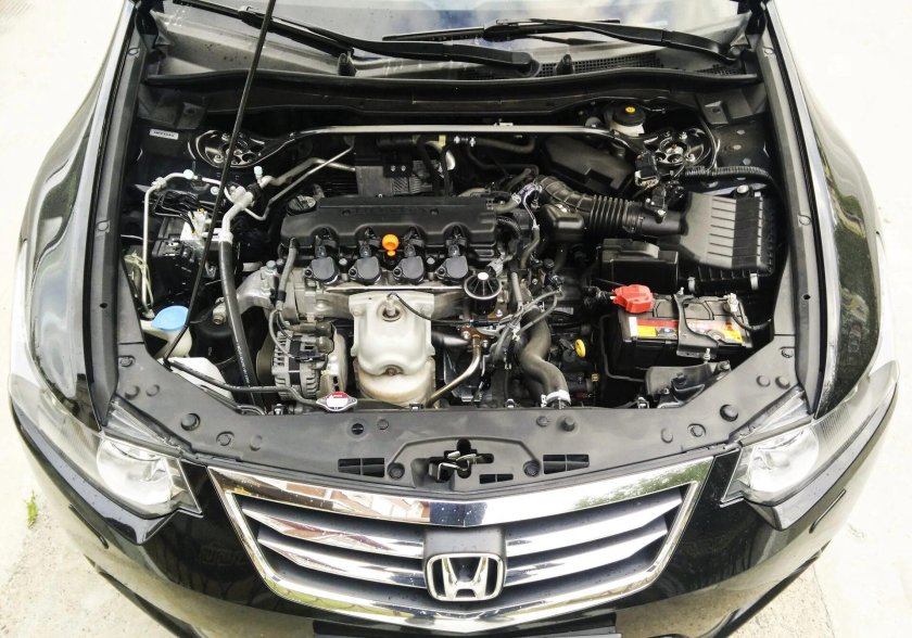 Подкапотка Хонда Аккорд 8 2.4