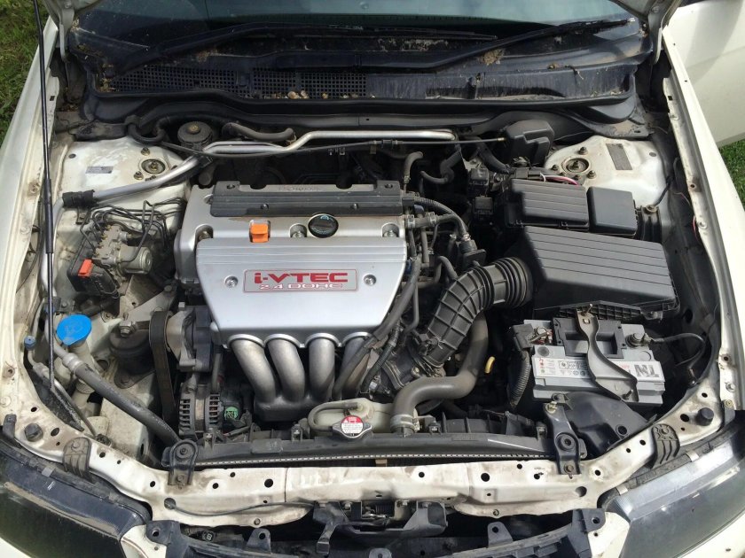 Подкапотное пространство Honda Accord 7
