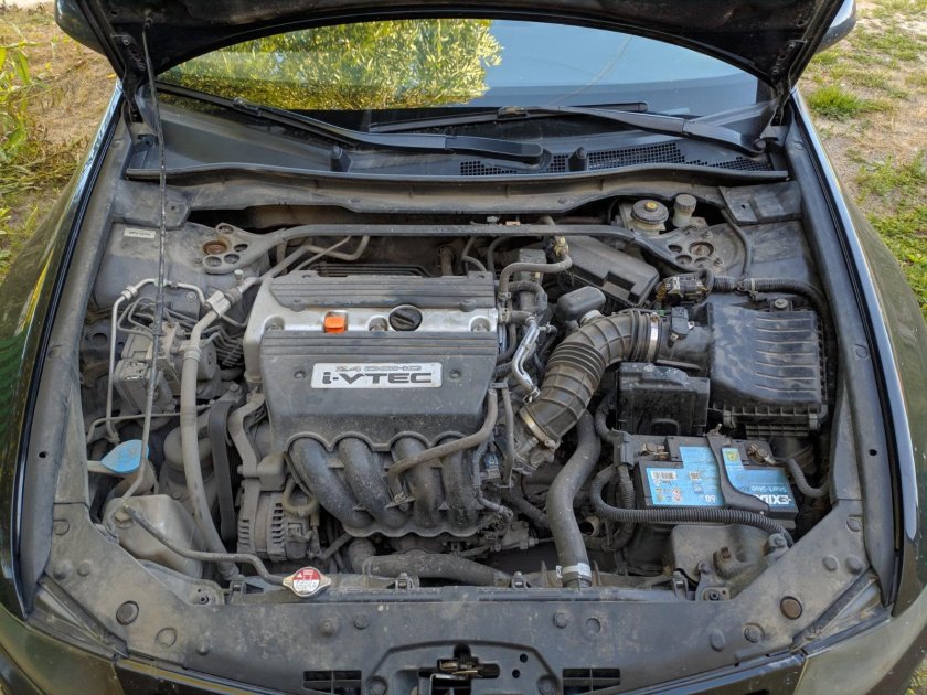 Моторный отсек Хонда Аккорд 6