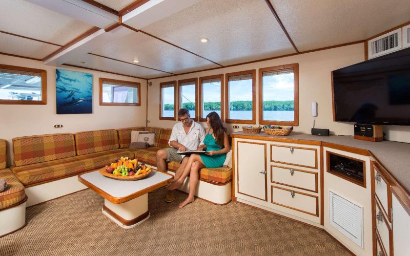 Кают-компания на яхте