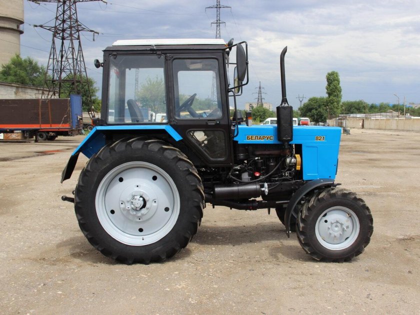 Синий трактор МТЗ 82