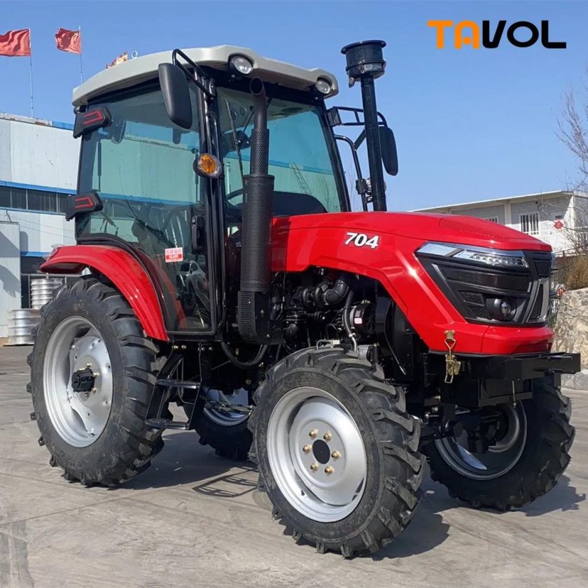 Мини трактор на ферме