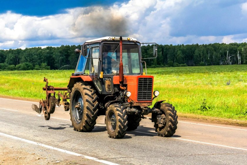 Трактор МТЗ 80 В поле