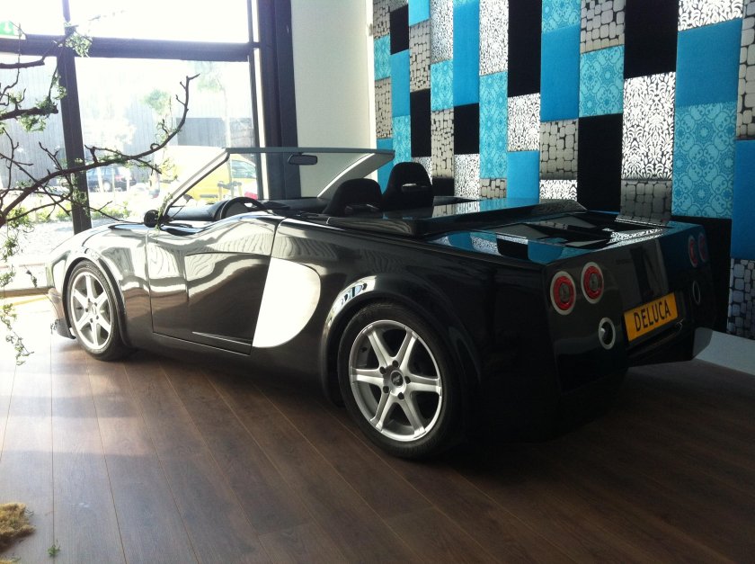 Двухместный спорткар с трехцилиндровым двигателем