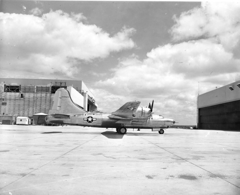 Consolidated b-32 Dominator 1/720