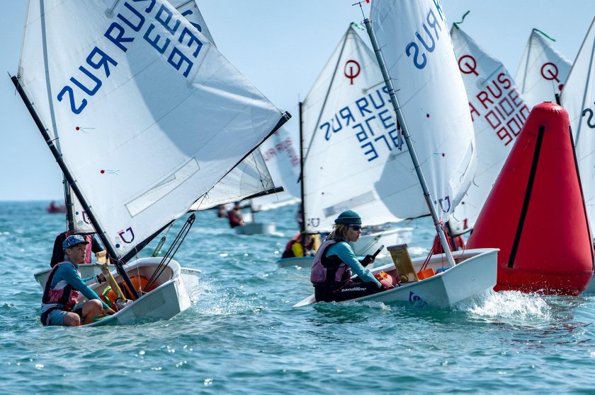 Парусная яхта оптимист