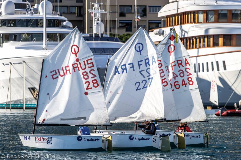 Парусная яхта оптимист