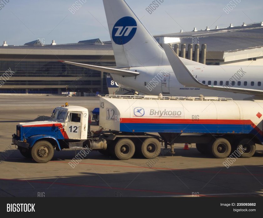 Топливозаправщик Роснефть аэропорт Внуково