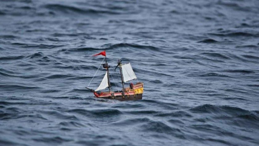 Кораблик на воде