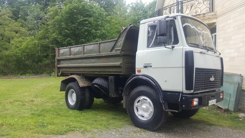 Старый самосвал МАЗ-5551