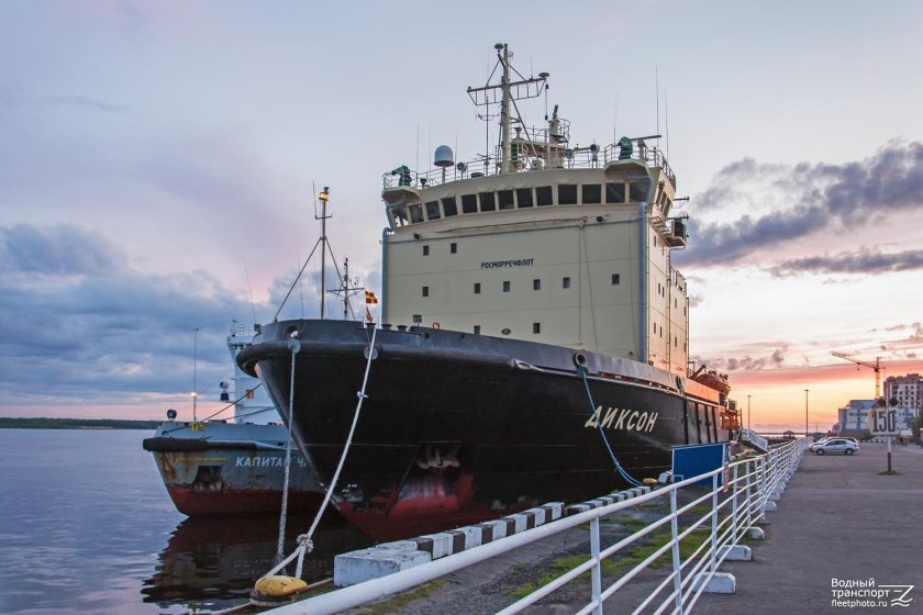 Теплоход Диксон