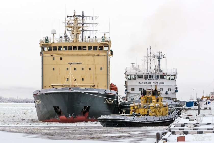 Теплоход Диксон