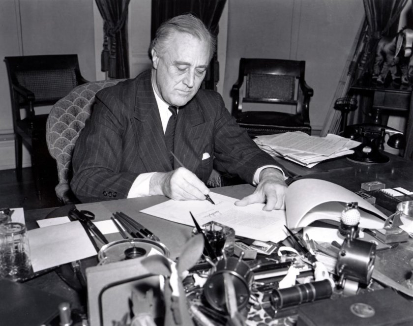 Рузвельт подписывает закон о ленд-Лизе