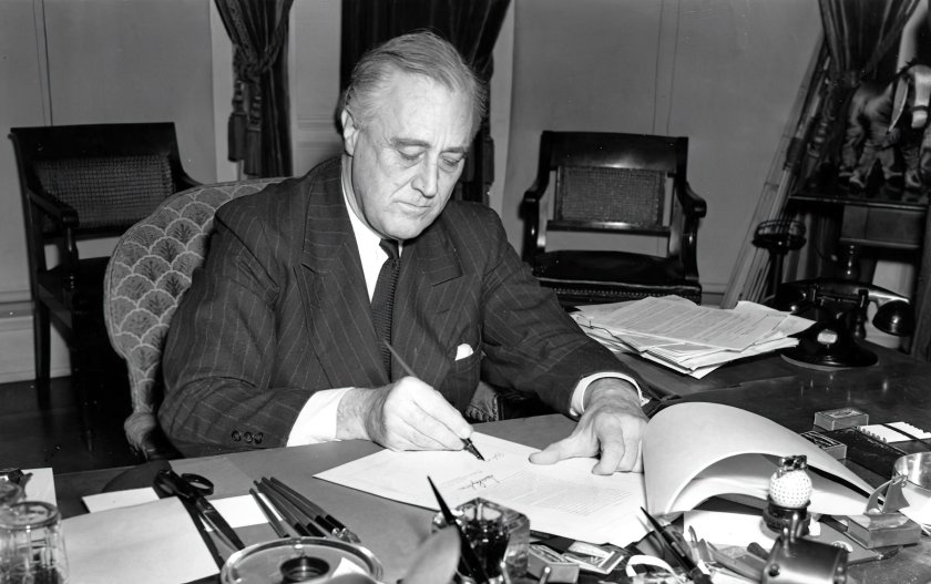 Президент США Франклин д. Рузвельт подписывает закон о ленд-Лизе