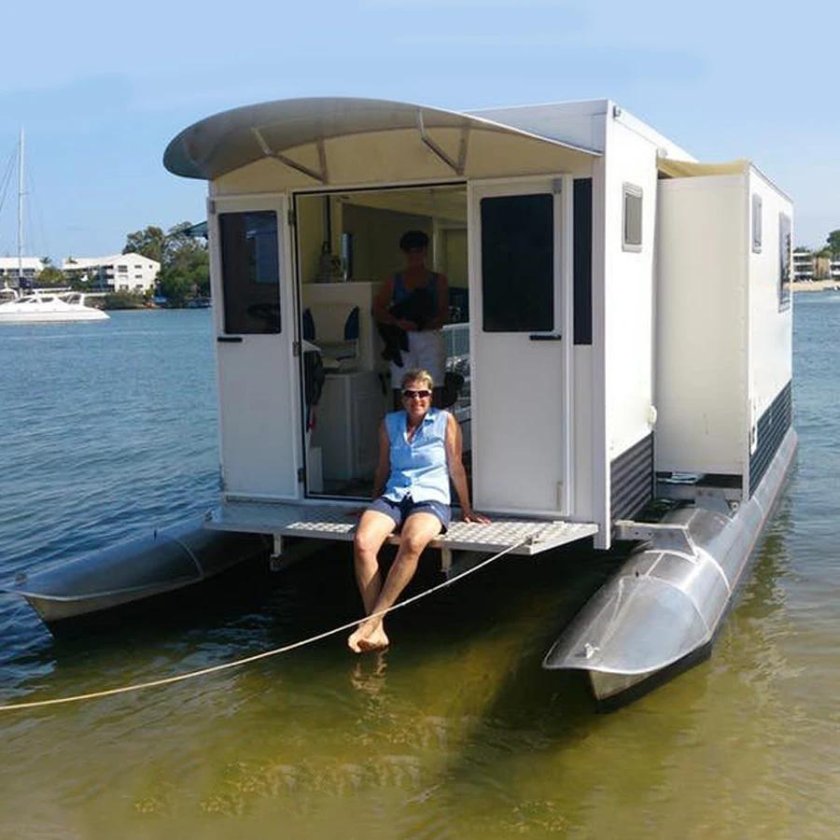 Хаусбот тримаран