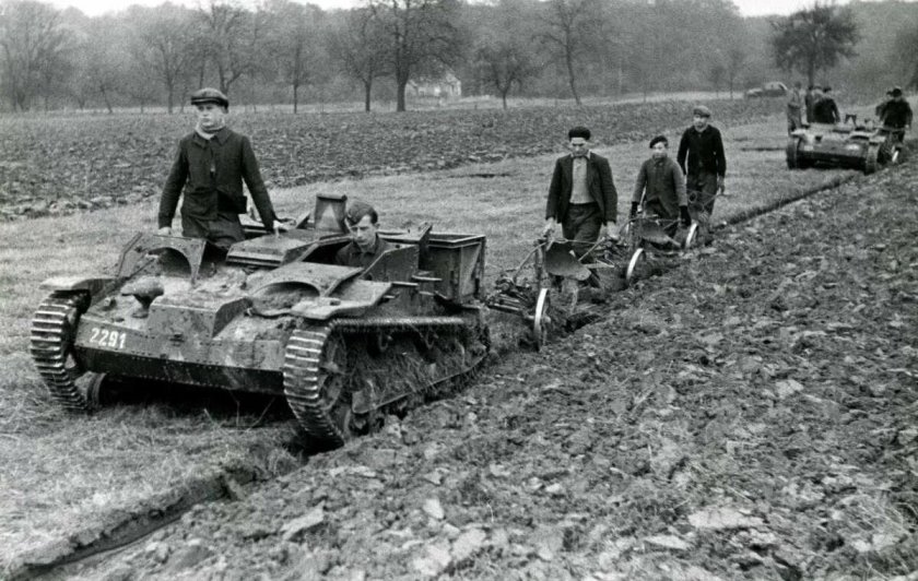 Танк с плугом