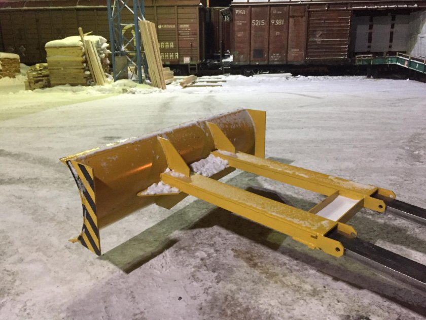 Снеговой отвал на вилочный погрузчик