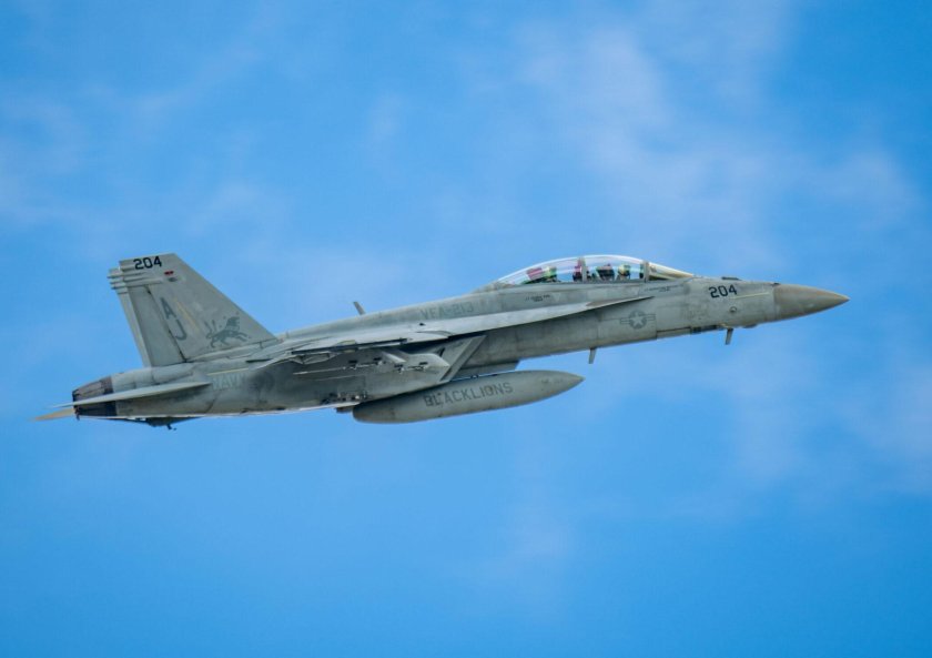 Истребитель f 18