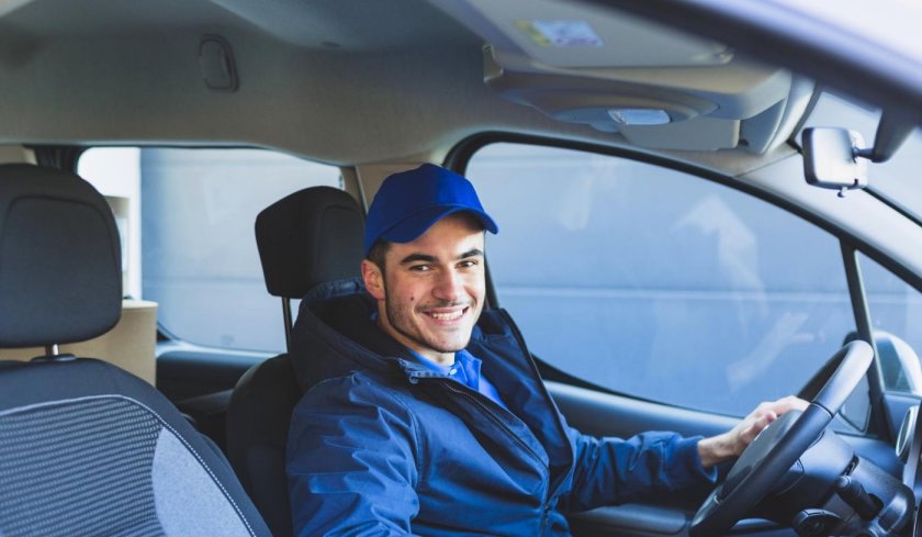 Требуется водитель на личном авто