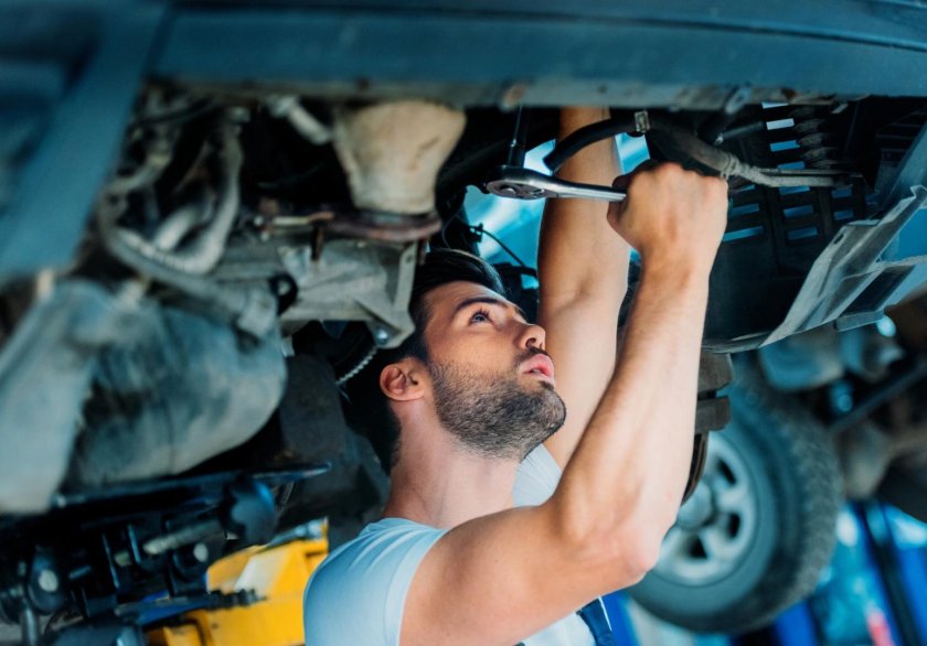 Мужчина чинит машину