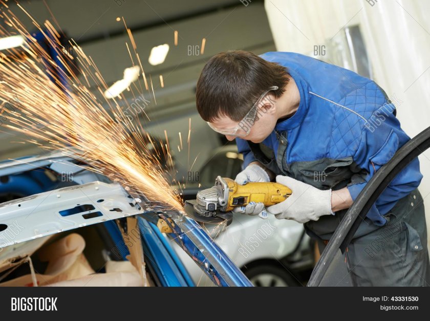 Сварщик автомобилей