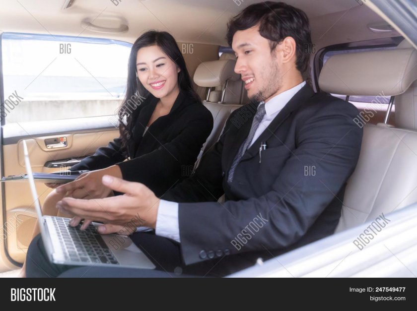 Мужчина бизнесмен с женой