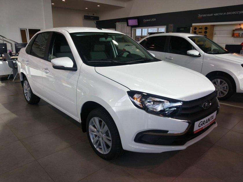 Лада Гранта белая 2023