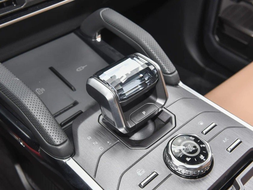 Автомобиль jetour