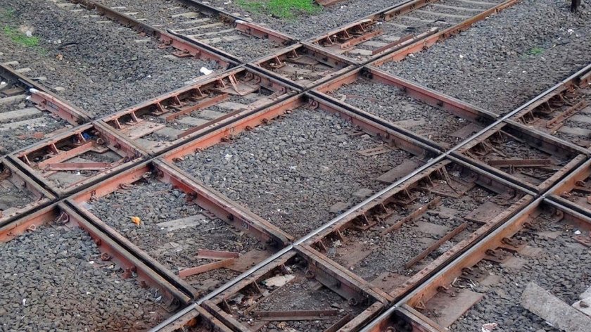 Пересечение трамвайных и железнодорожных путей