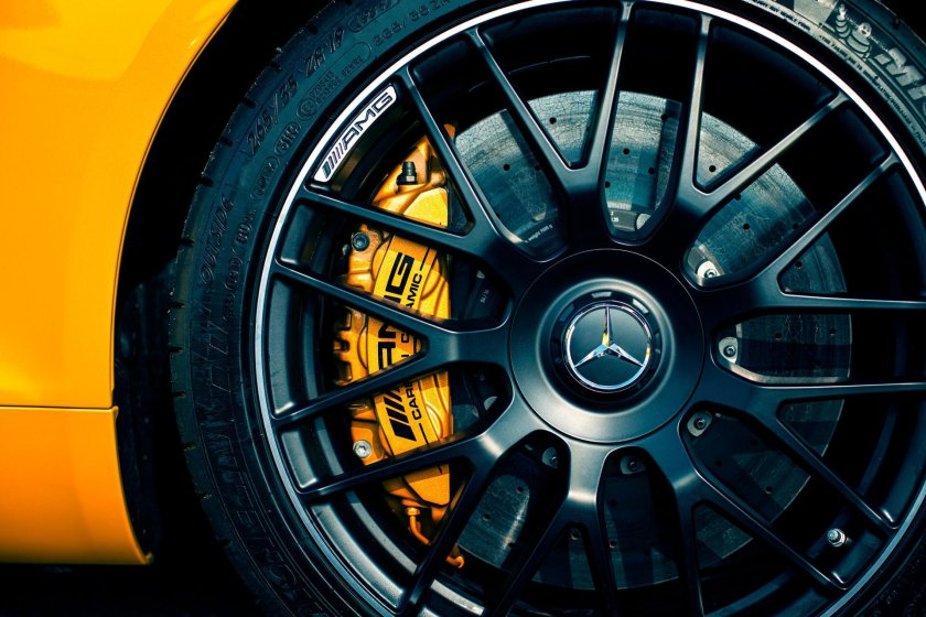 Желтые суппорта AMG