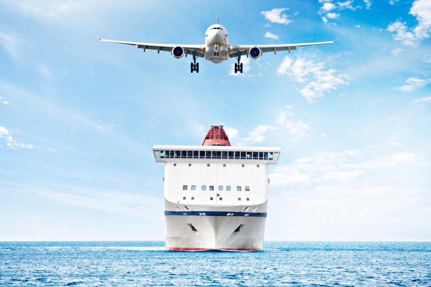 Самолет над океаном