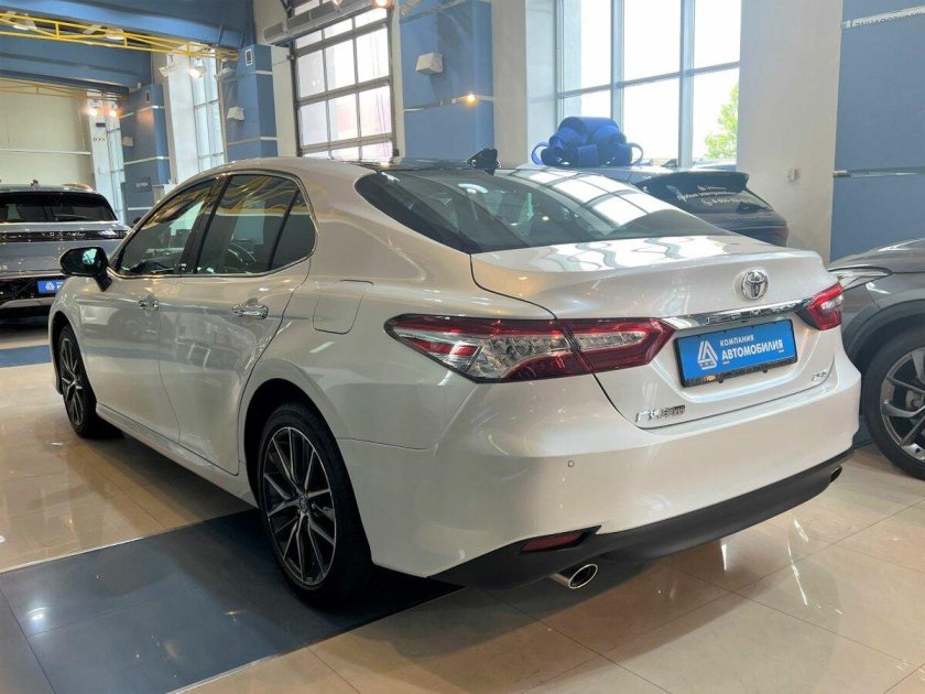 Тойота камри 70 белый перламутр