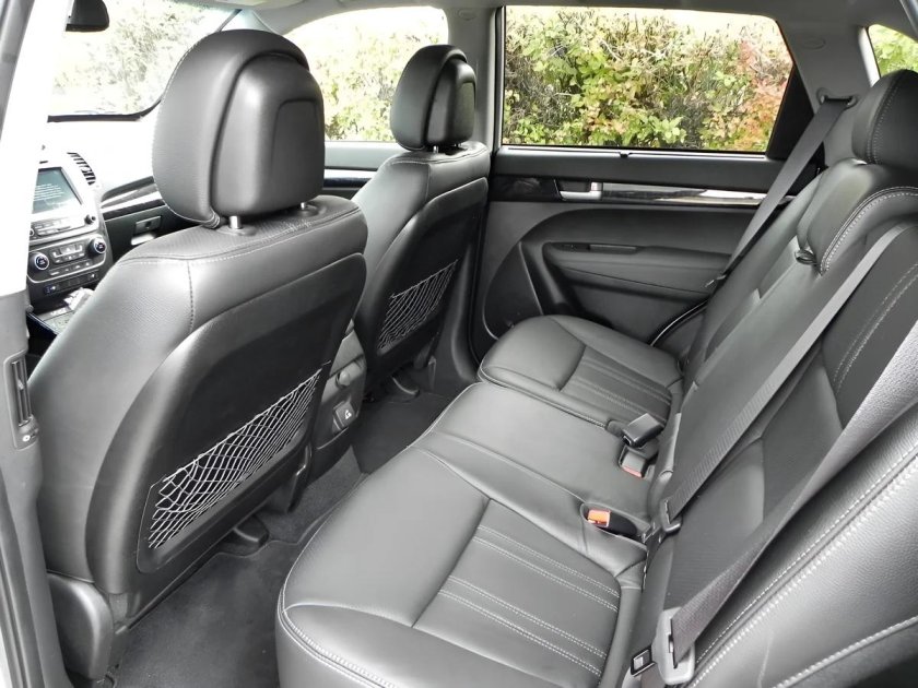 Киа Соренто салон сзади