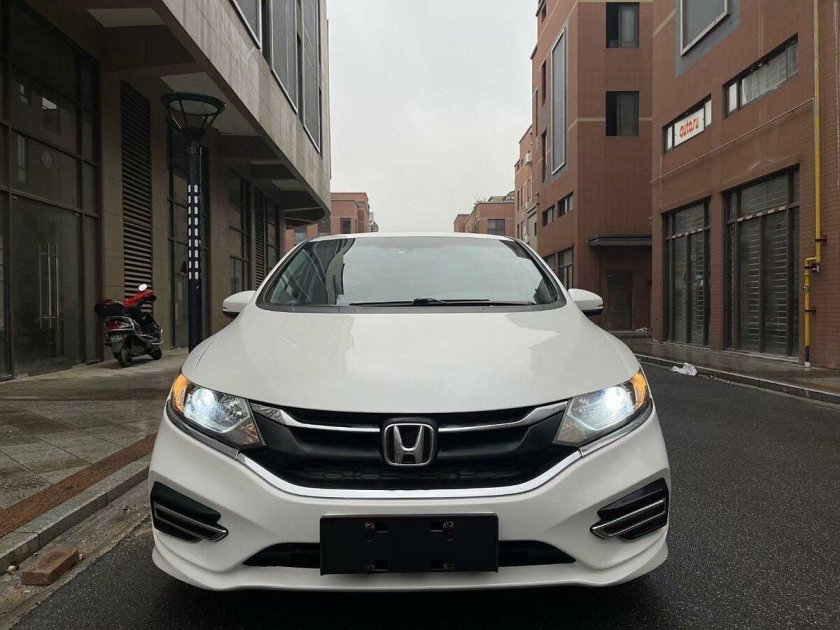 Белая хонда