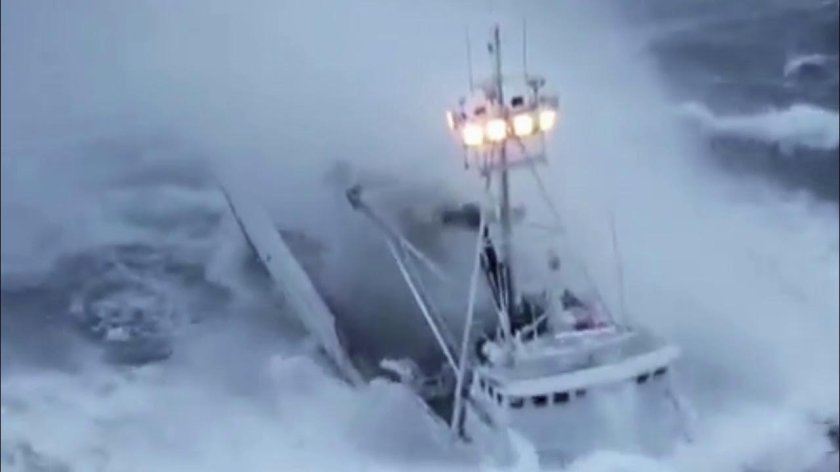 Корабль в шторм