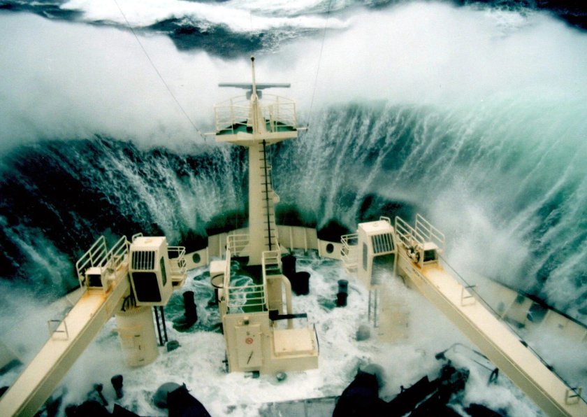 Современные корабли в шторм