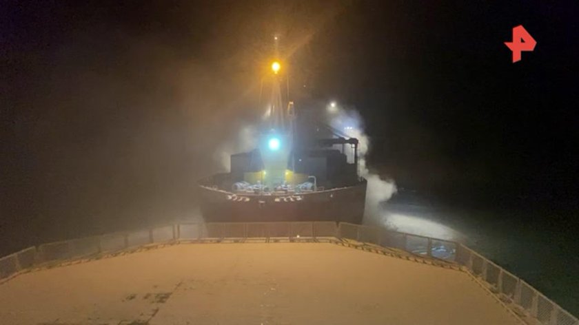 Караван судов с ледоколом