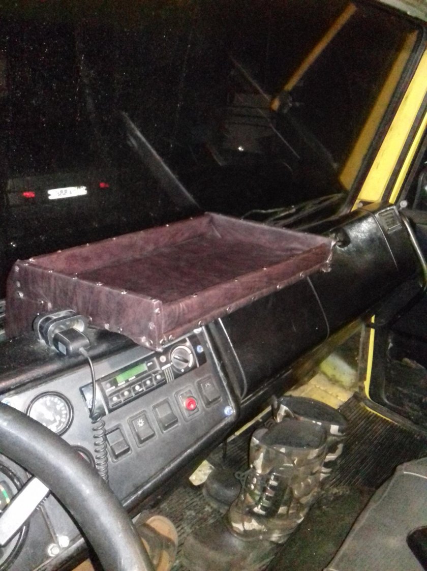 Полка на панель КАМАЗ 55111