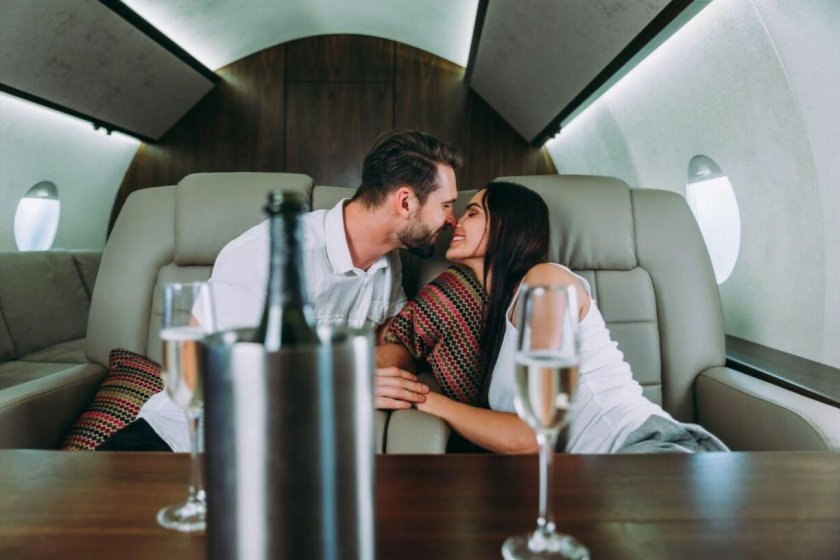 Пара в бизнес классе самолета