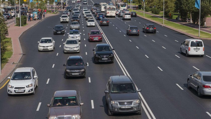 Поток машин на дороге