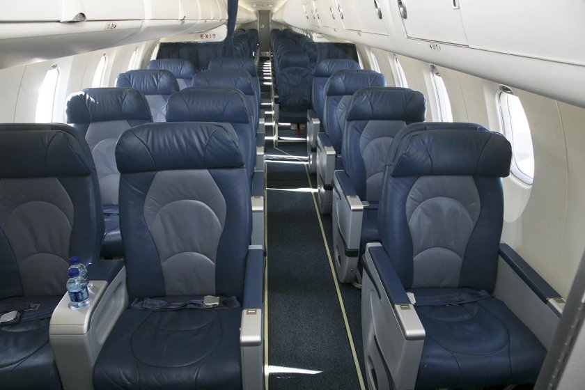 Bombardier crj200 салон