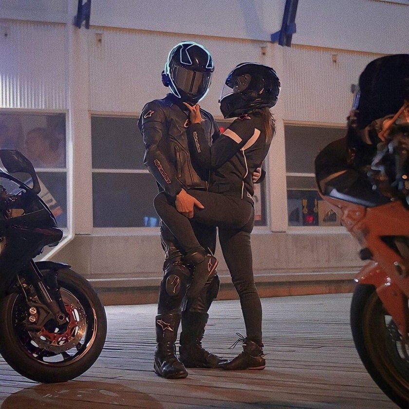 Парень с девушкой на мотоцикле