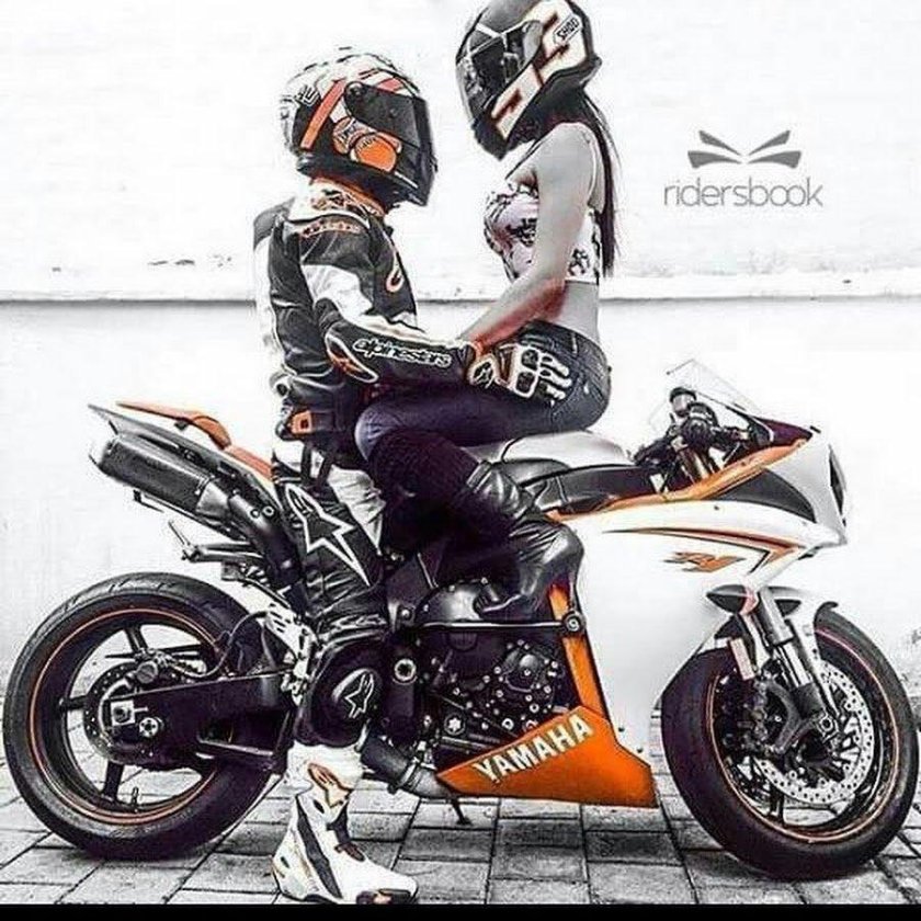 Девушка на мотоцикле