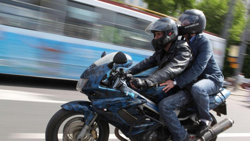 Пассажир на мотоцикле