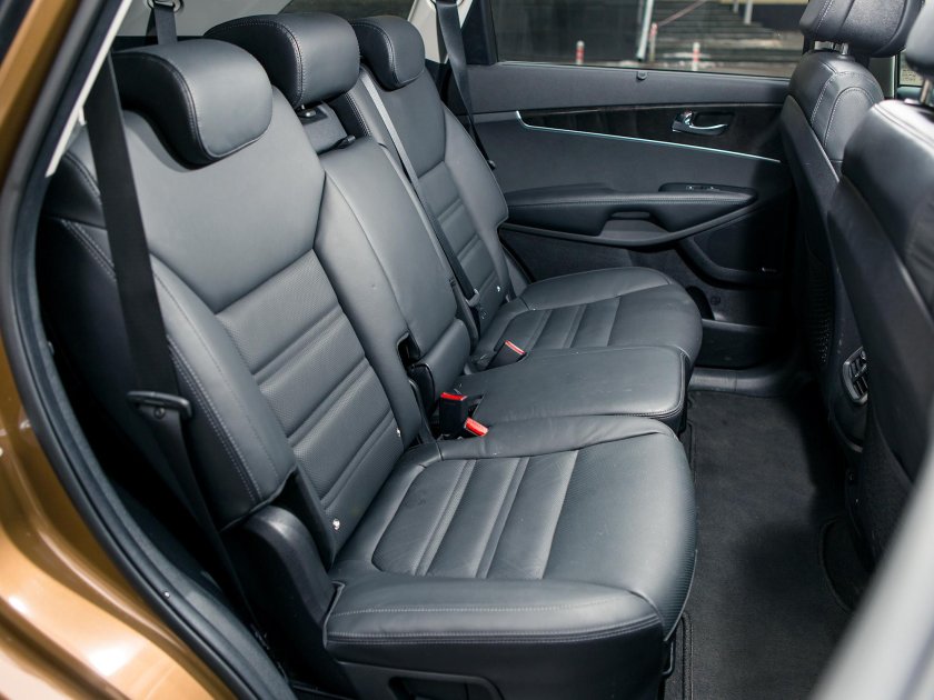 Киа Соренто салон сзади